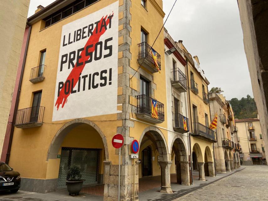 Carteles y lazos en la plaza de la Porxada