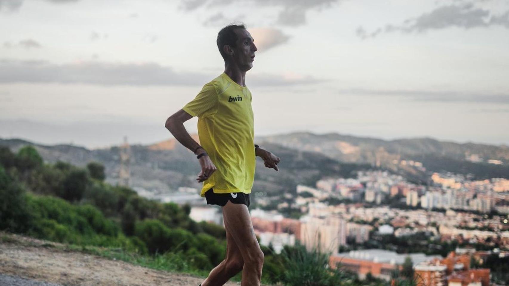 Álex Roca corriendo en un entrenamiento