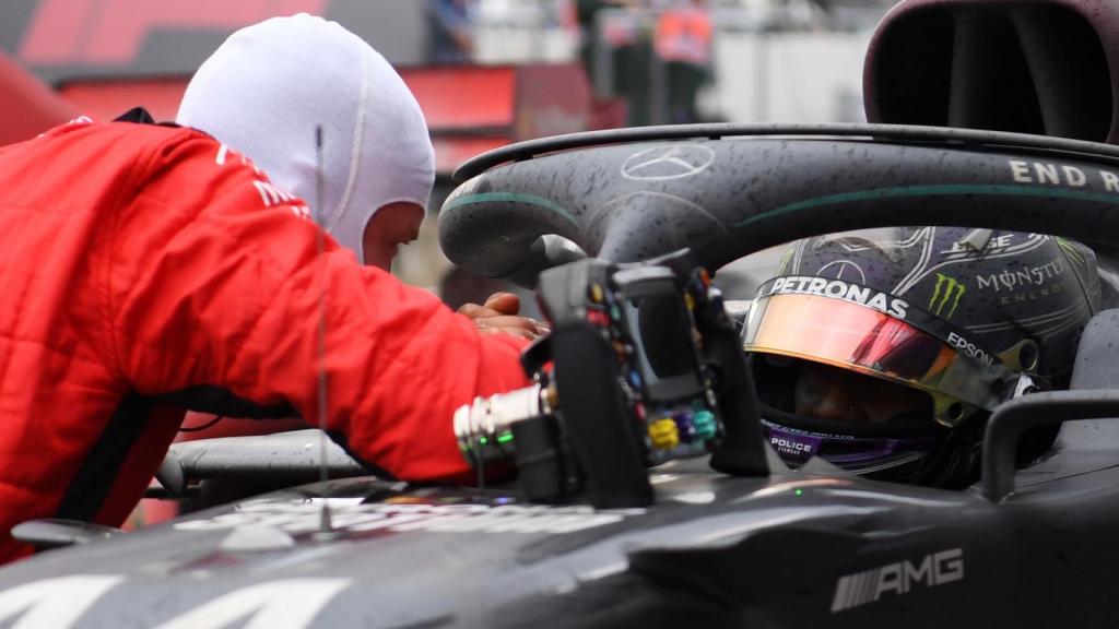 Vettel se acerca al coche de Hamilton para felicitarle por su 7º Mundial de F1