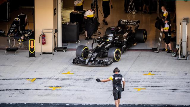 Fernando Alonso, en el RS18 de Renault durante los test de Abu Dhabi