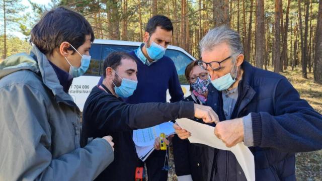 El diputado Héctor Gregorio se desplaza a la mancomunidad en Villanueva de Alcorón para conocer de la mano de su presidenta, Ester Rubio, también alcaldesa de Peñalen, los avances del proyecto de gestión forestal sostenible. Foto: Diputación de Guadalajara