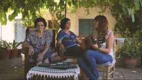 La abuela y la madre de Rozalén, junto con la cantante, en el documental 'Conversaciones con mi abuela'.