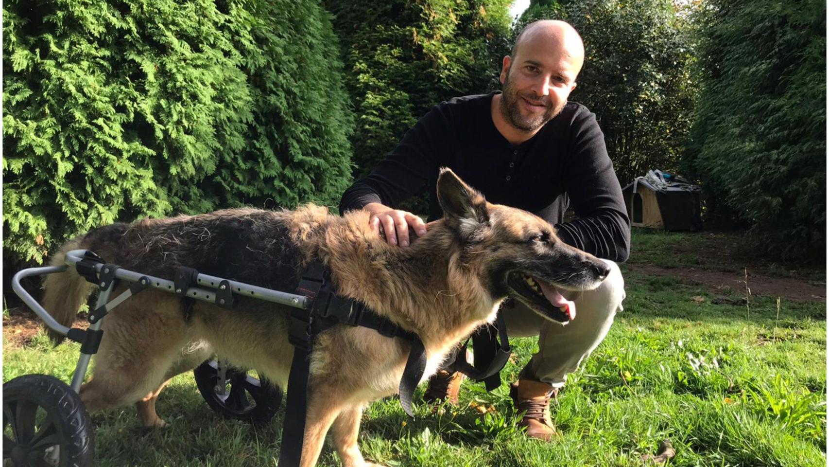 Jaime Álvarez con un perro al que ha ayudado.