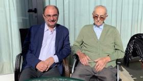 El presidente de Aragón, Javier Lambán, junto a su padre, Francisco.