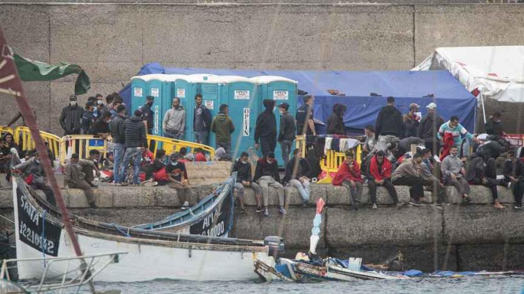 Muelle de Arguineguín, donde se concentran en torno a dos mil personas desde hace semanas.