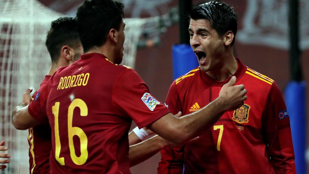 Morata y sus compañeros de Selección celebran un gol