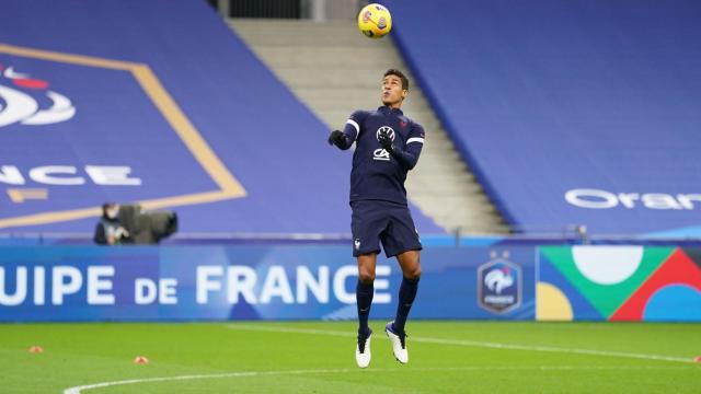 Varane calentando con Francia