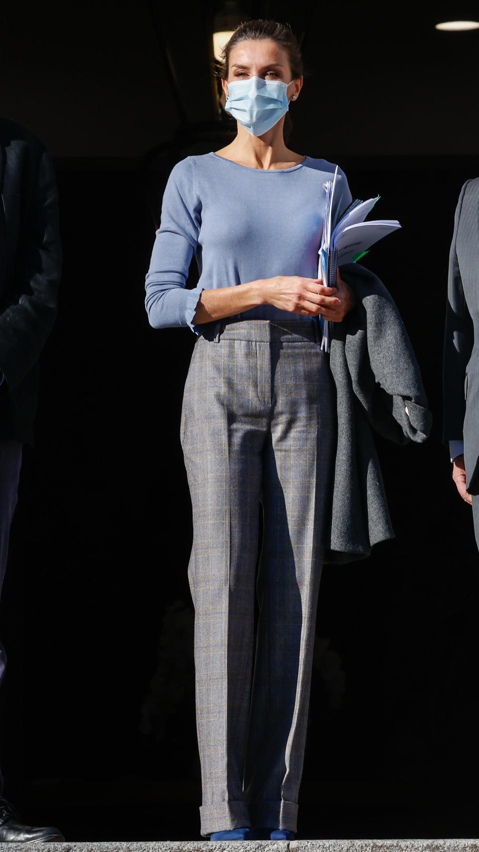 La Reina ha combinado el jersey con unos pantalones de pinzas en lana de Hugo Boss.