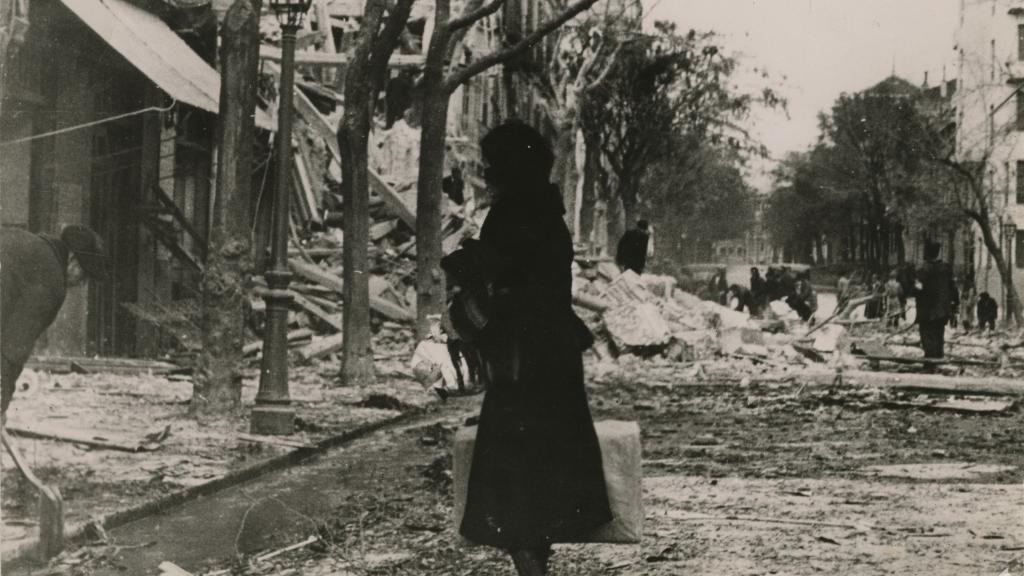 Bombardeo cerca de la Plaza de España en Madrid.