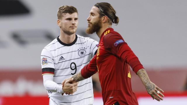 Timo Werner saluda a Sergio Ramos cuando se va lesionado