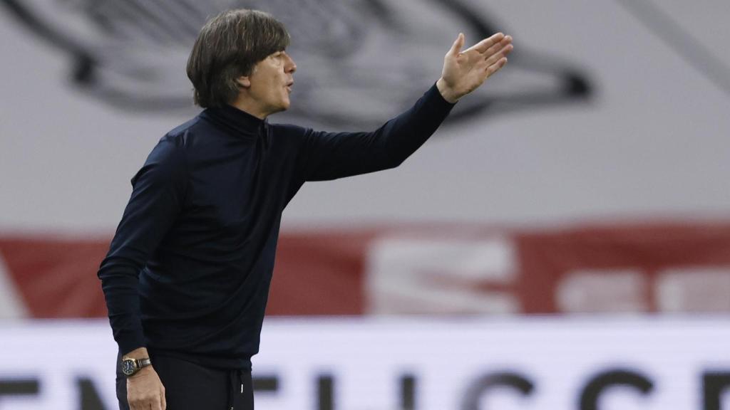 Joachim Löw da órdenes a sus jugadores en el España - Alemania de la UEFA Nations League