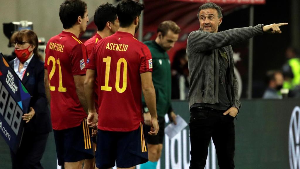 Luis Enrique dando indicaciones durante un partido de la Selección