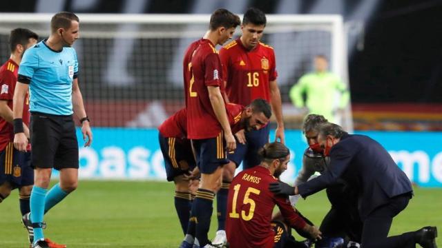 Sergio Ramos, atendido por los servicios médicos en el España - Alemania de la UEFA Nations League