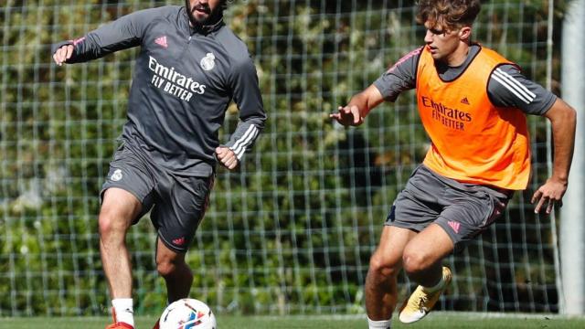 Pablo Ramón, junto a Isco Alarcón durante un entrenamiento del Real Madrid