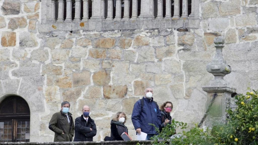 Personal del Juzgado de Instrucción número uno de La Coruña durante la visita al Pazo de Meirás para realizar un inventario de sus bienes.