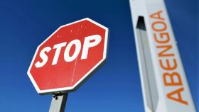 Una señal de 'stop' frente a unas instalaciones de Abengoa.