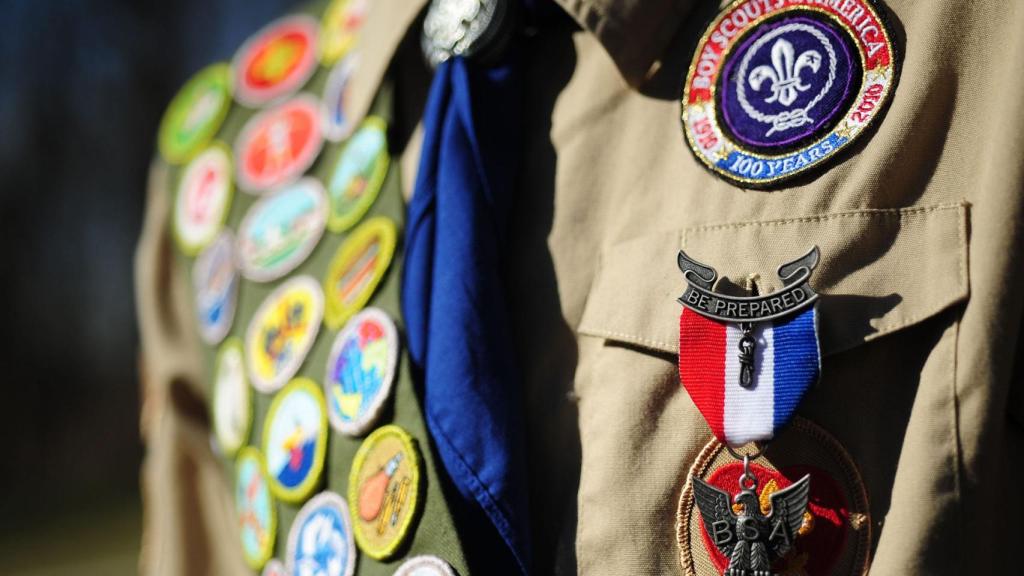 Detalle del uniforme de los boy scouts.