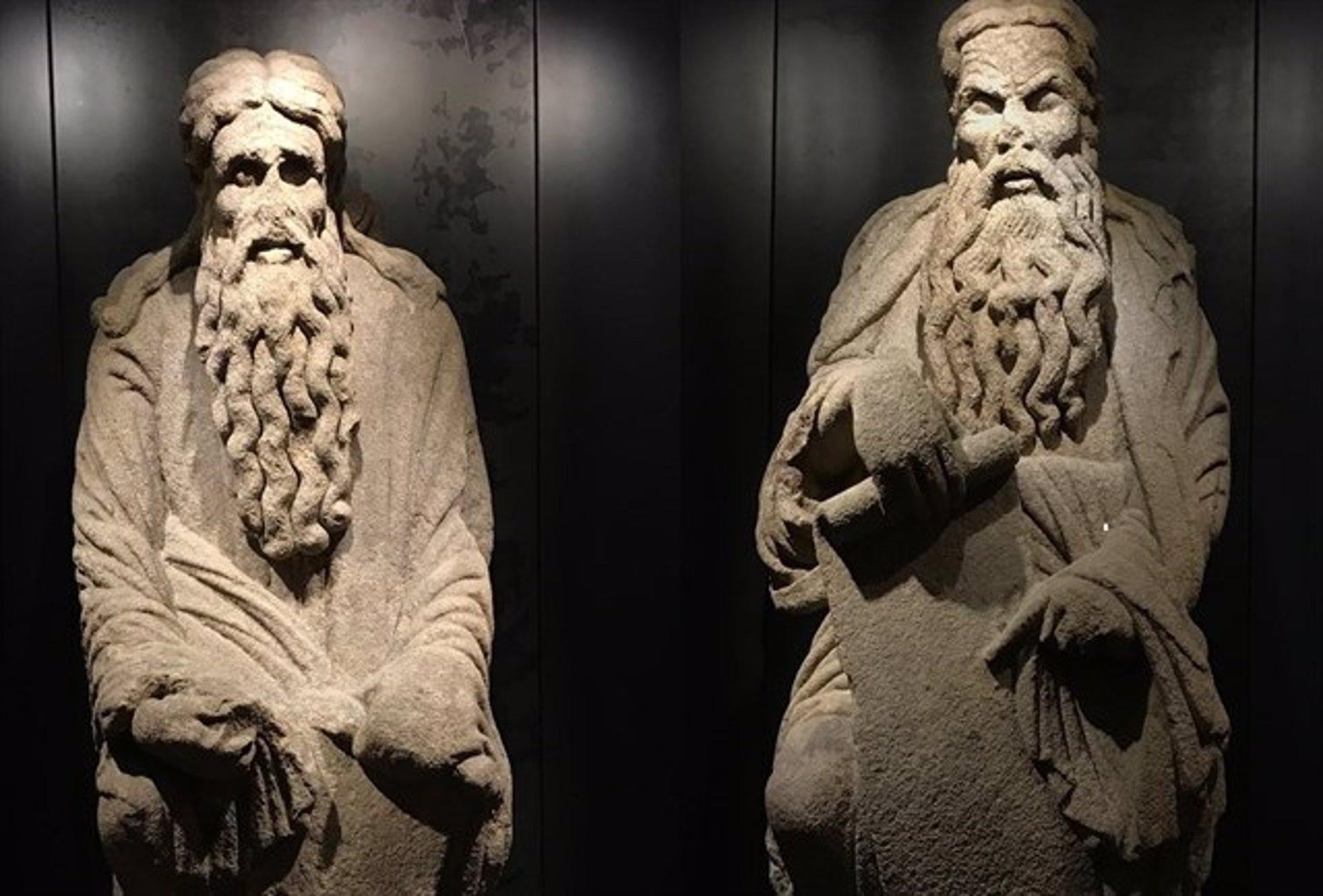Estatuas de Isaac y Abraham, obras del Mestre Mateo.