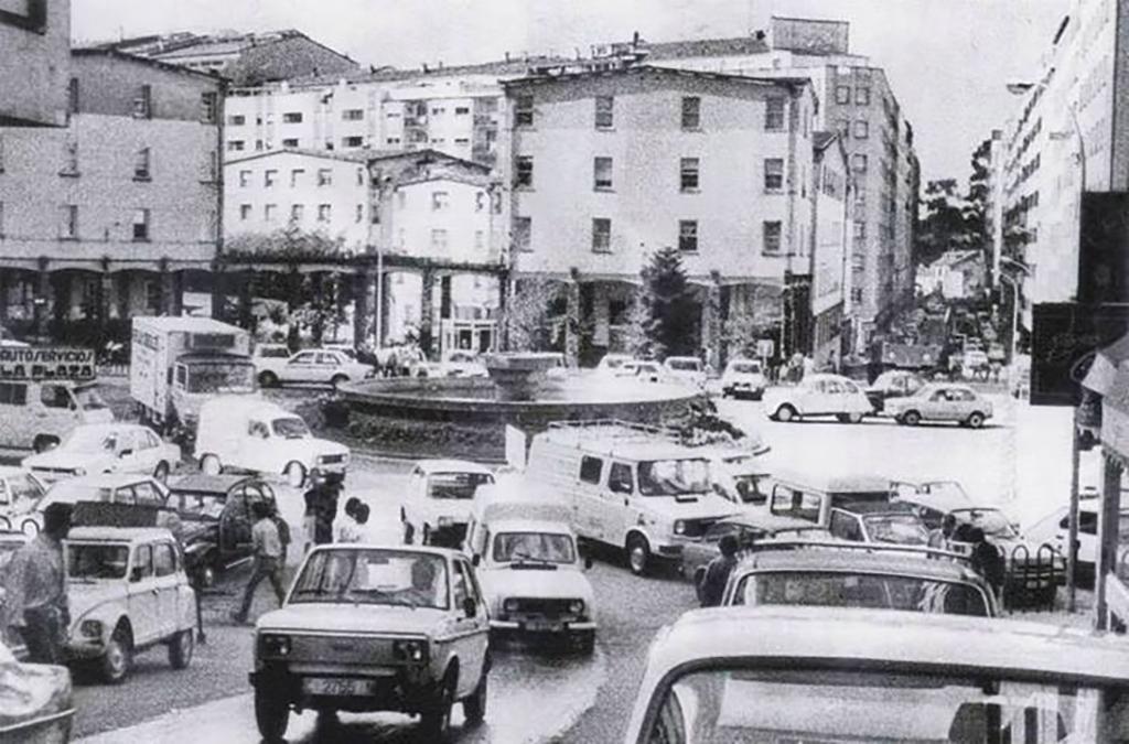 La primera fuente de la Plaza Roja en los años 70 (Compostela Verde).