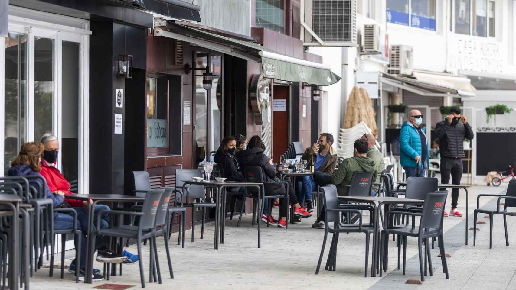 La terraza de un bar de Sanxenxo en una foto de archivo.