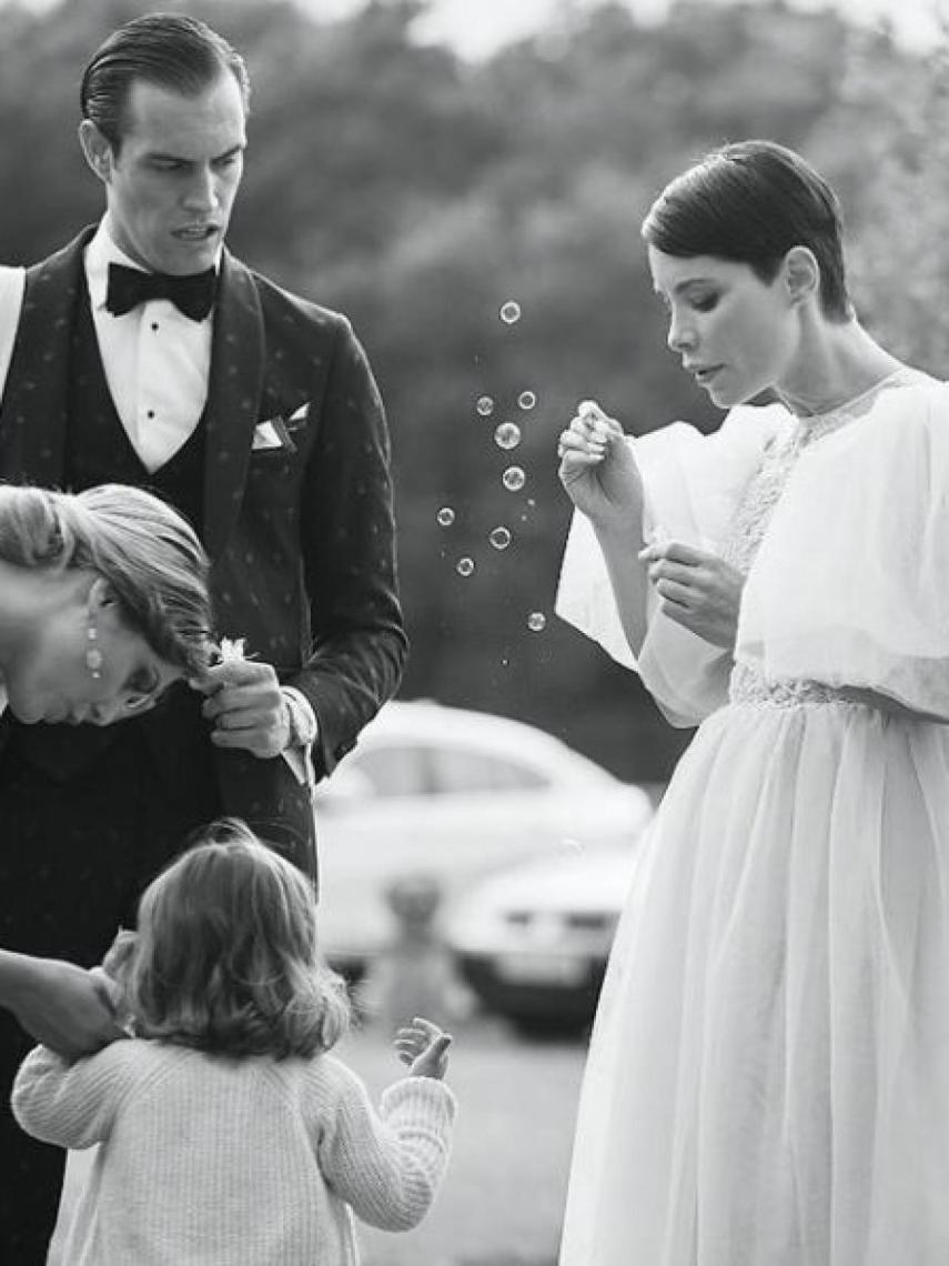 Soraya y Miguel Herrera junto a su hija Manuela de Gracia en la boda de unos amigos.