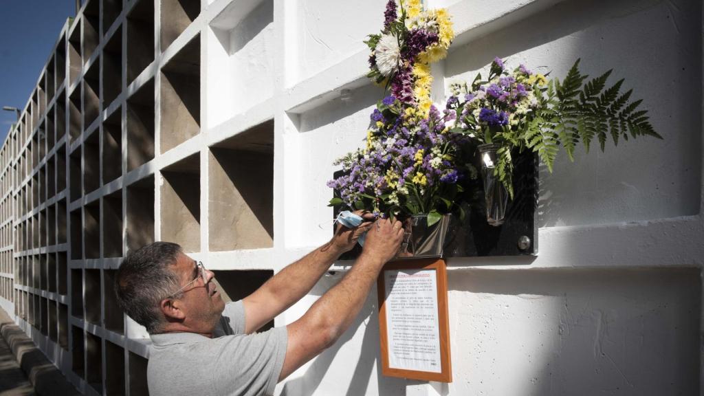 Bartolomé Gómez, sepulturero del cementerio en el que están enterrados 15 subsaharianos desde finales de septiembre.