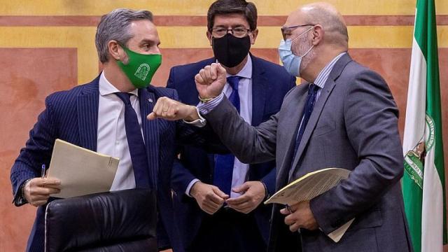 El consejero de Hacienda, Juan Bravo; el vicepresidente andaluz, Juan Marín, y el portavoz de Vox en Andalucía, Alejandro Hernández, tras la firma del anterior acuerdo presupuestario.