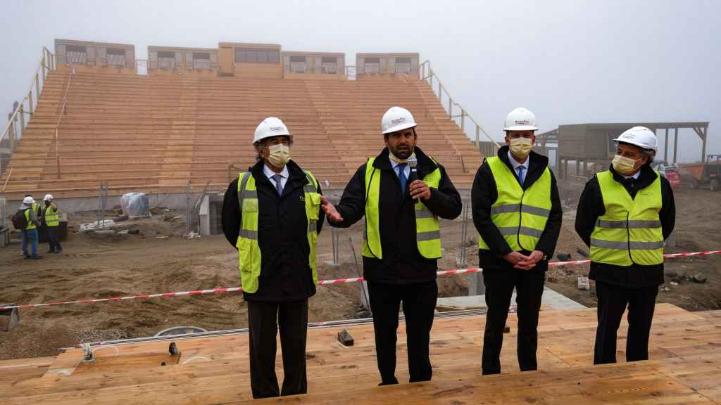 Los directivos de Puy du Fou, en el escenario donde se realizará las funciones de cetrería.