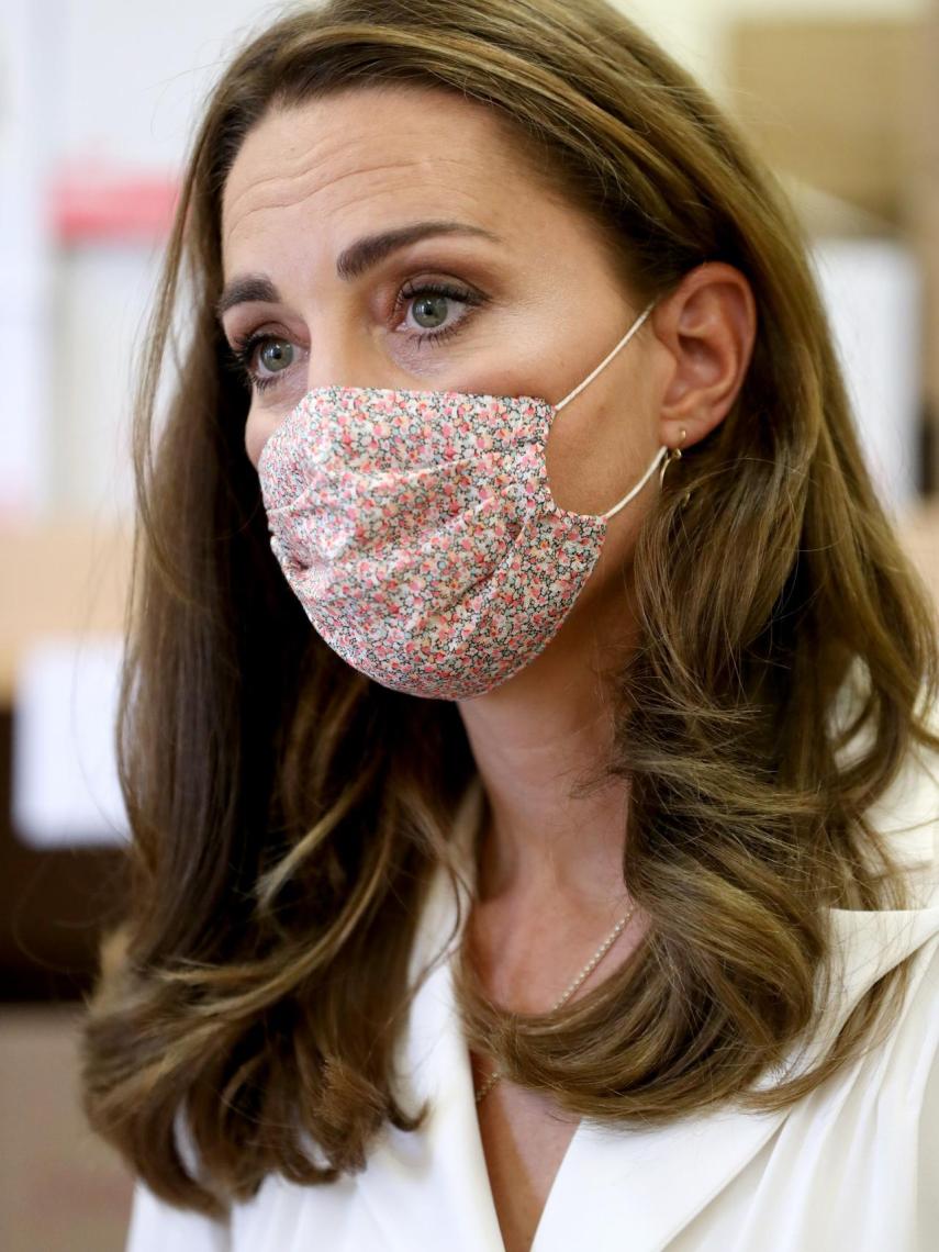 Kate Middleton luciendo una mascarilla de Amaia Kids.