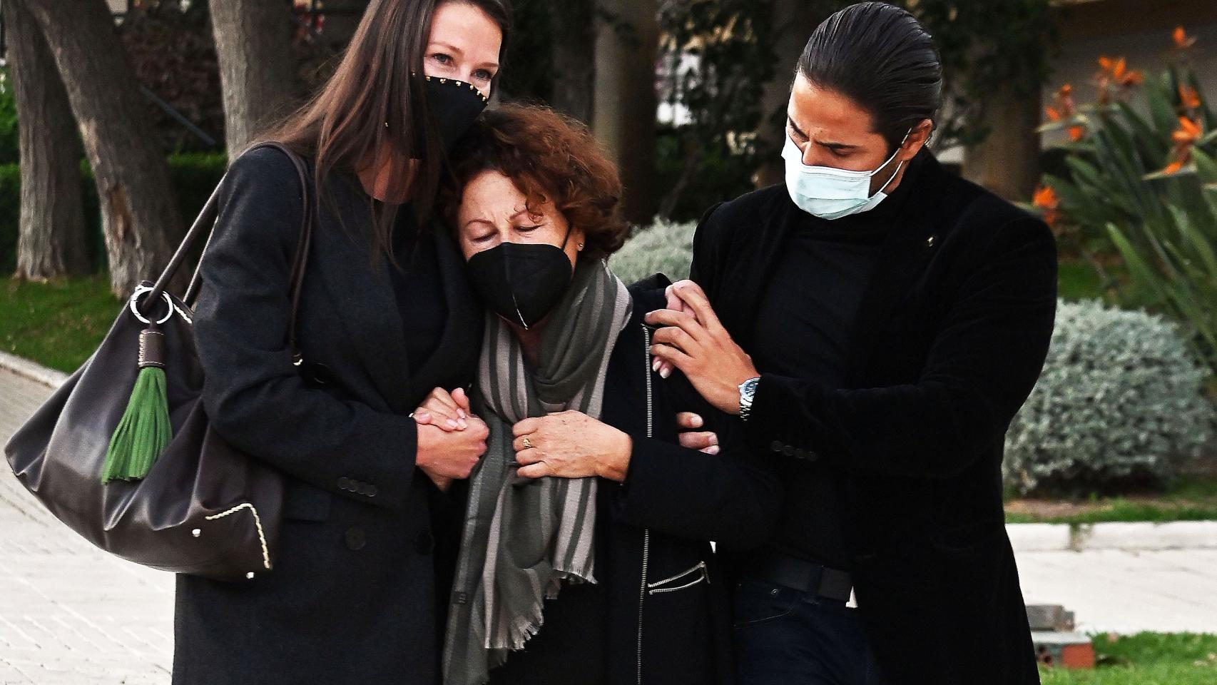 Esther Doña junto a su madre, Marian Morales, y su hermano José.