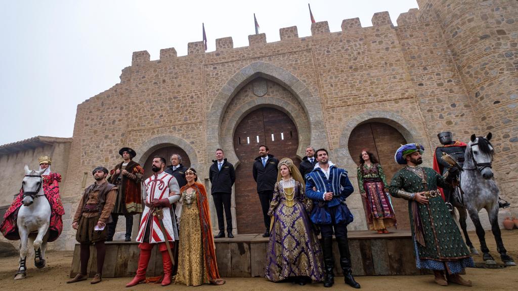 Los responsables de Puy du Fou y algunos de los actores, durante la presentación del parque este miércoles.