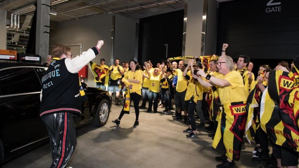 Elton John animando a sus fans del Watford