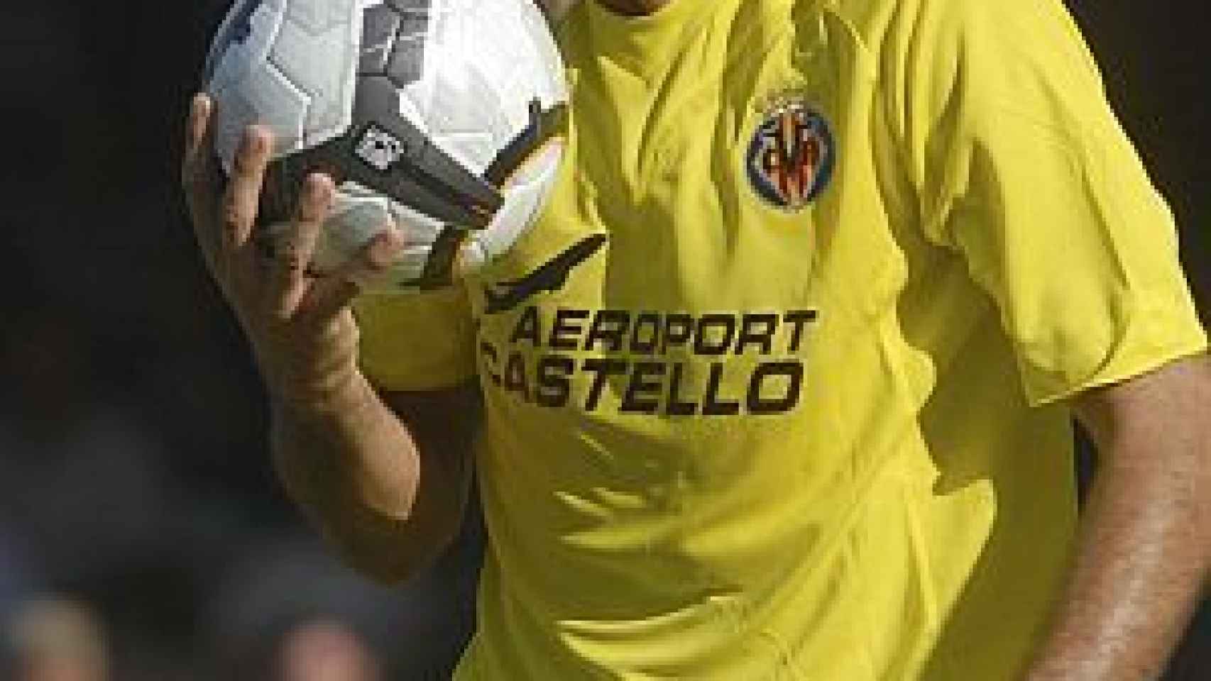 Robert Pires besa el balón con la camiseta del Villarreal