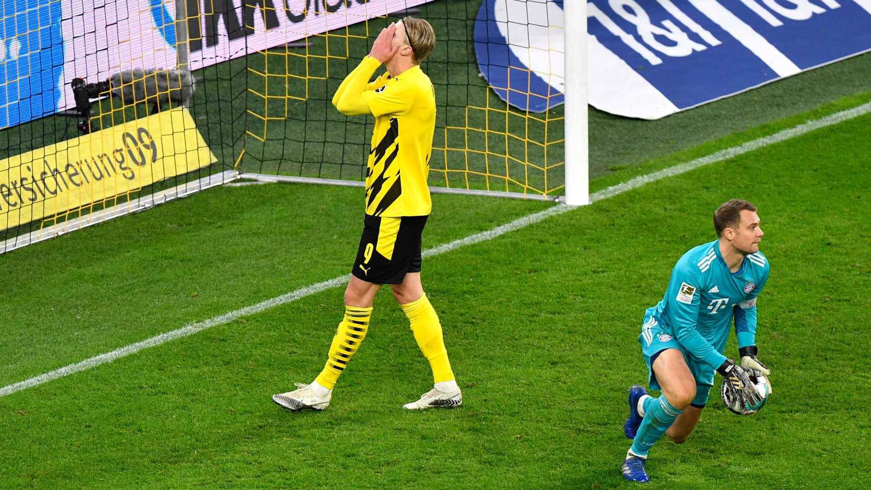 Erling Haaland falla una oportunidad ante Manuel Neuer en un Borussia Dortmund - Bayern Múnich