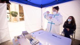 Una mujer se realiza una PCR en uno de los puntos habilitados por la Cambra de Comerç de Barcelona.