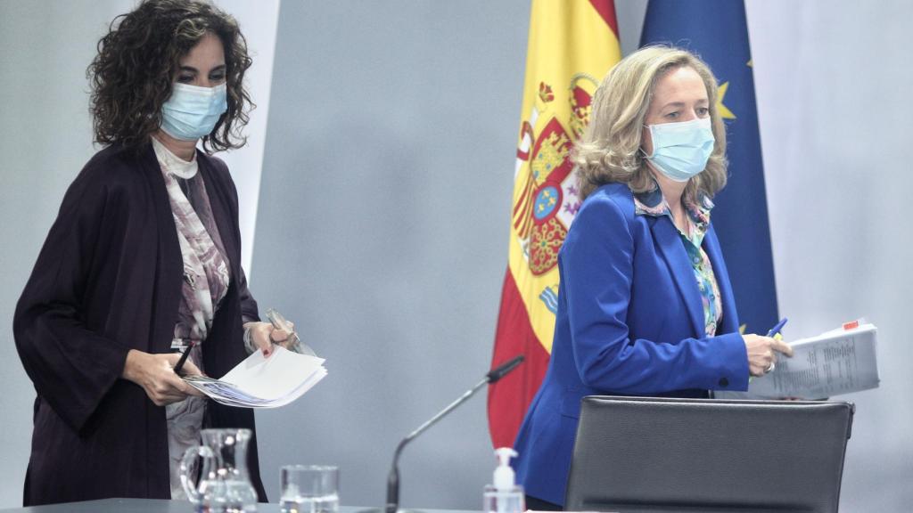 María Jesús Montero y Nadia Calviño, tras  un Consejo de Ministros reciente, en una imagen de archivo.