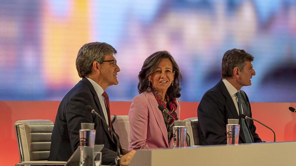 El consejero delegado de Banco Santander, José Antonio Álvarez, la presidenta de la entidad, Ana Botín, y el director financiero, José García Cantera.