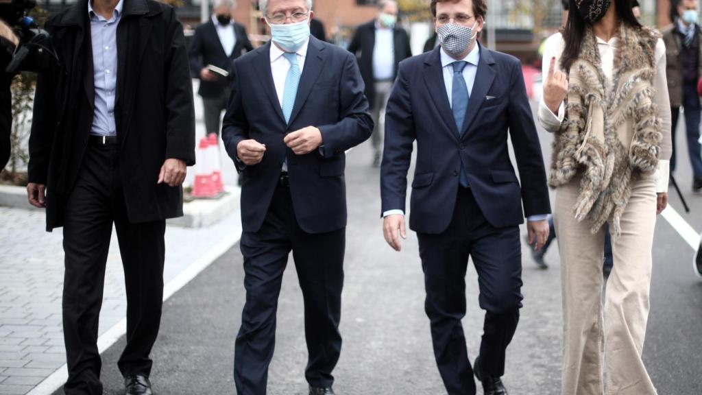 El presidente de la Junta de Compensación del Atlético de Madrid, Javier Rodríguez Heredia; el presidente del club, Enrique Cerezo; y el alcalde y la vicealcaldesa de Madrid, José Luis Martínez-Almeida y Begoña Villacís, durante la presentación del proyecto Nuevo Mahou-Calderón, en Madrid (España), a 18 de noviembre de 2020