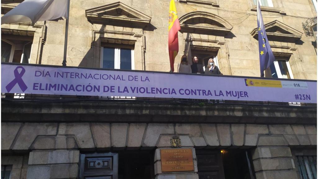 Pancarta en la Subdelegación del Gobierno de A Coruña.