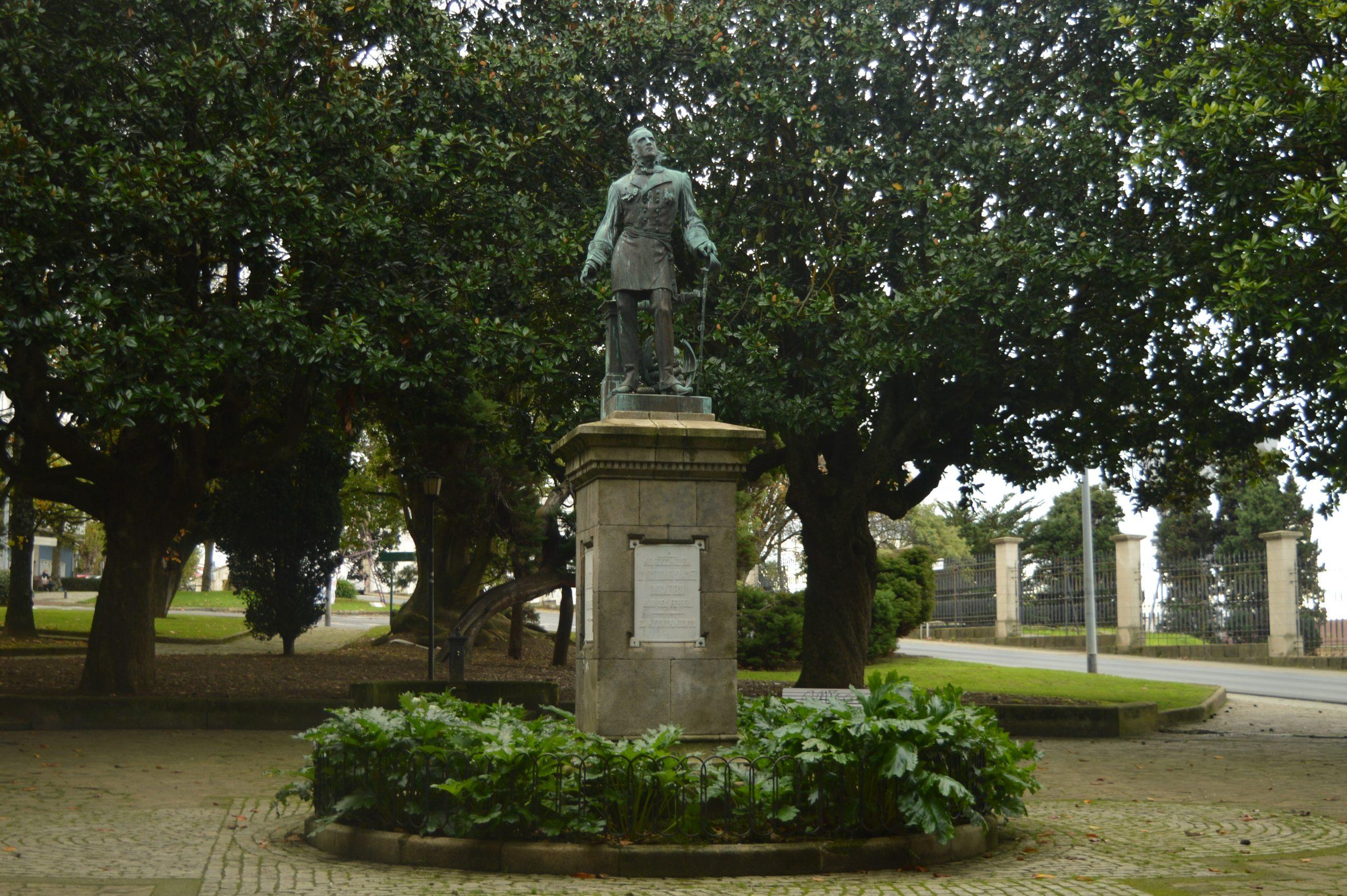 Monumento a Victoriano Sánchez Barcáiztegui en Ferrol