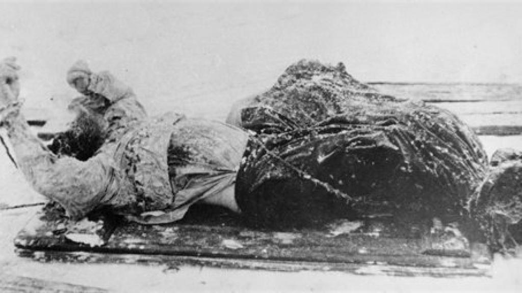 El cadáver de Rasputín en un trineo (1916).
