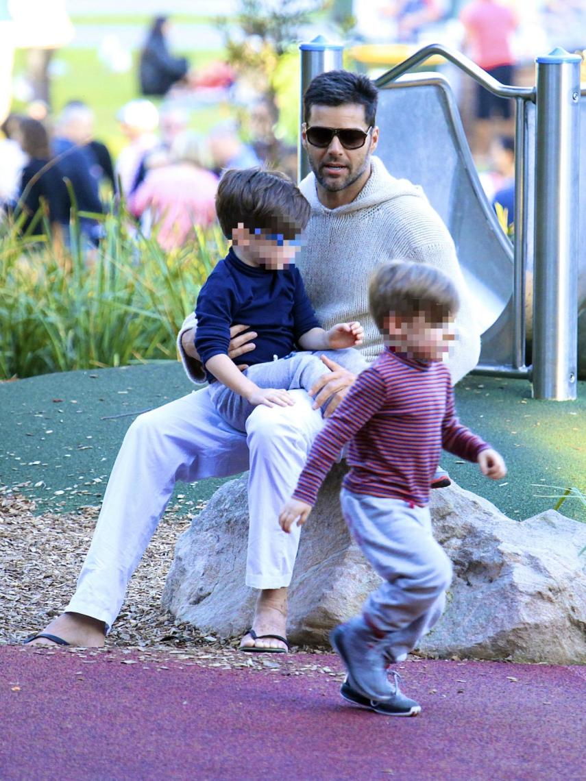 Ricky Martin, en un parque infantil junto a dos de sus hijos.