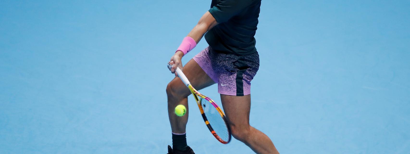 Nadal golpeando una bola