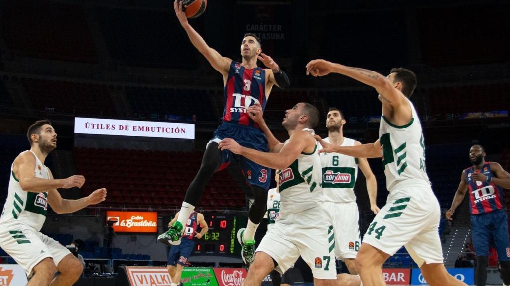 Vildoza penetrando a canasta ante la defensa del Panathinaikos