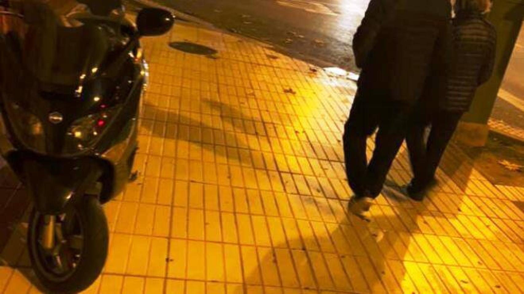 Media hora después de llamar a la Policía Local Carlos Javier Hernández seguía allí, y la moto también