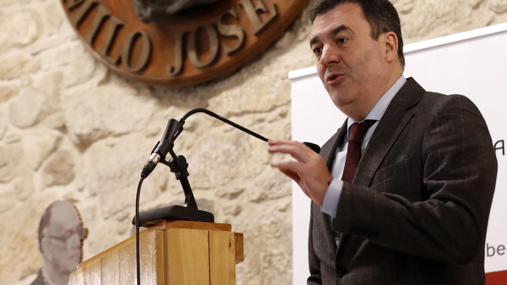 El consejero de Educación y Cultura de la Xunta de Galicia, Román Rodríguez, durante un acto en la Fundación Cela.