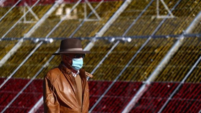 Un hombre con mascarilla en Madrid.