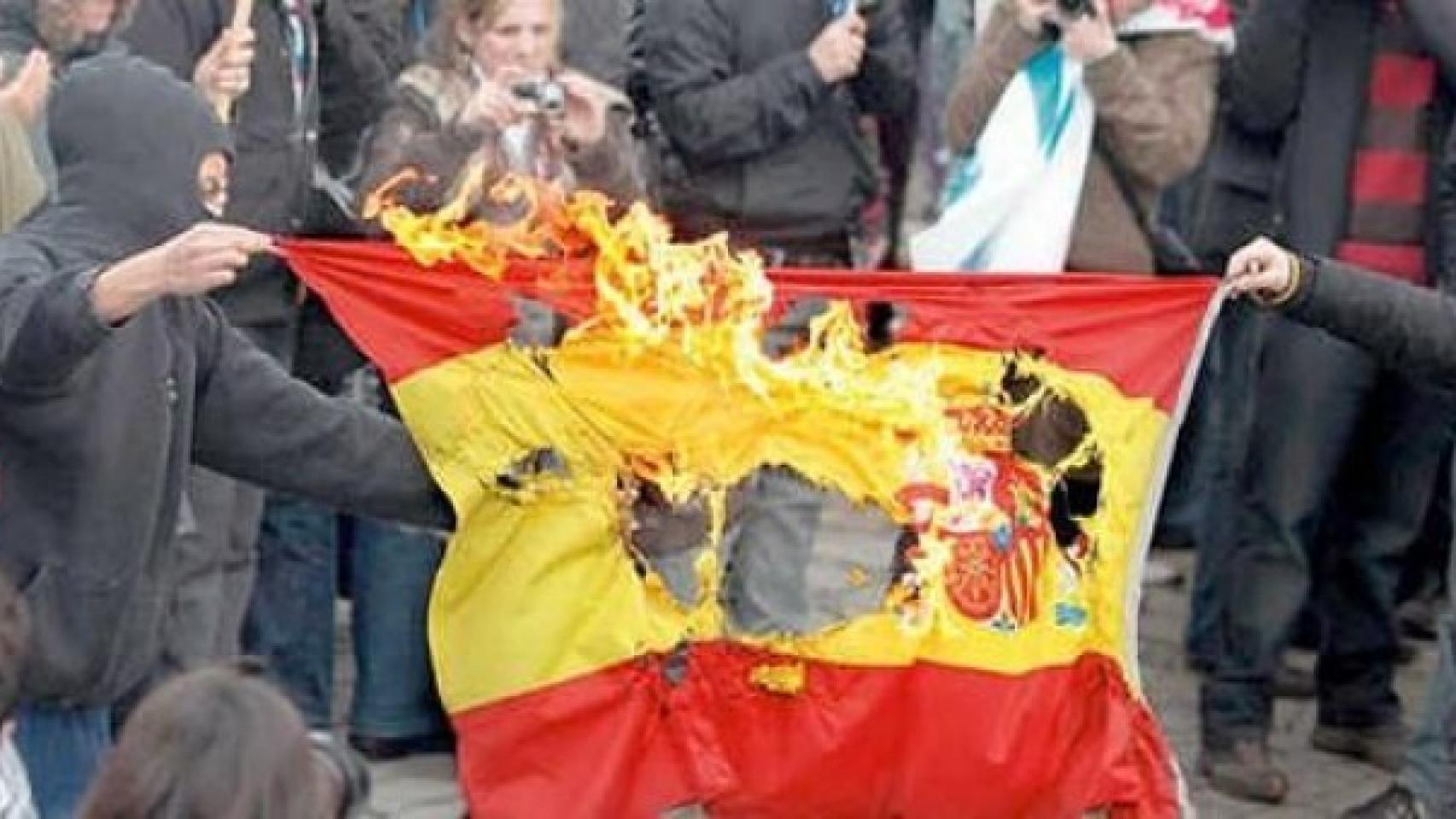 Imagen de archivo de la quema de una bandera nacional en Cataluña./