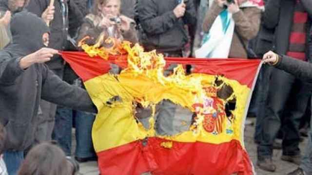 Imagen de archivo de la quema de una bandera nacional en Cataluña./