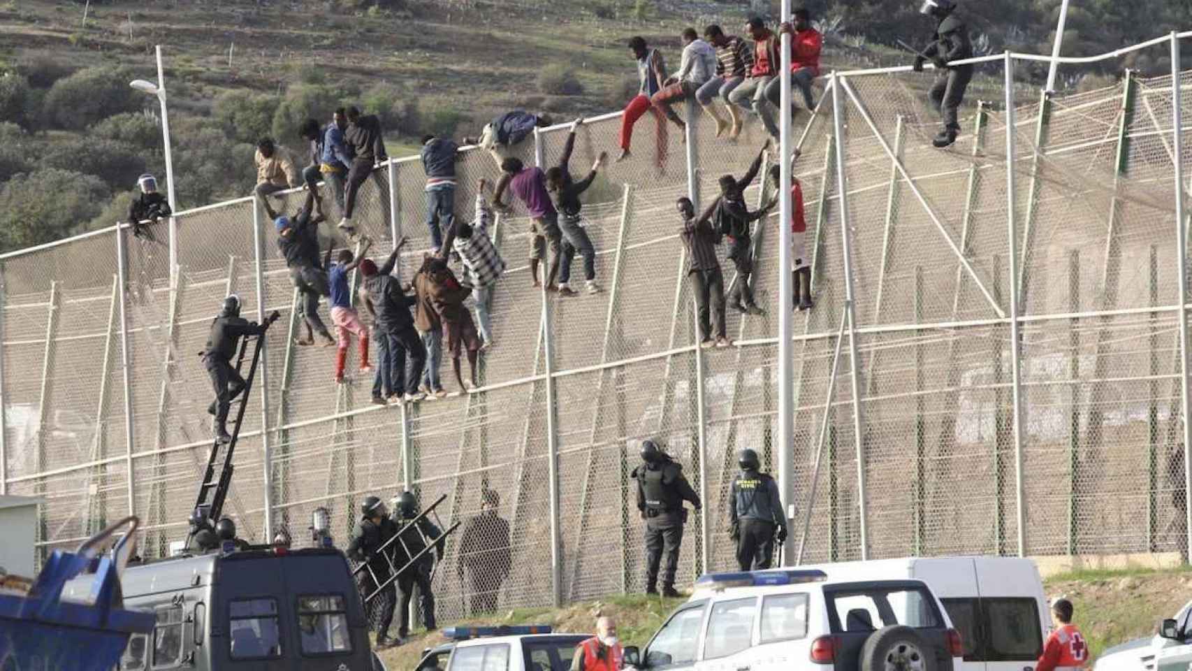 Imagen de inmigrantes encaramados a la valla de Melilla./